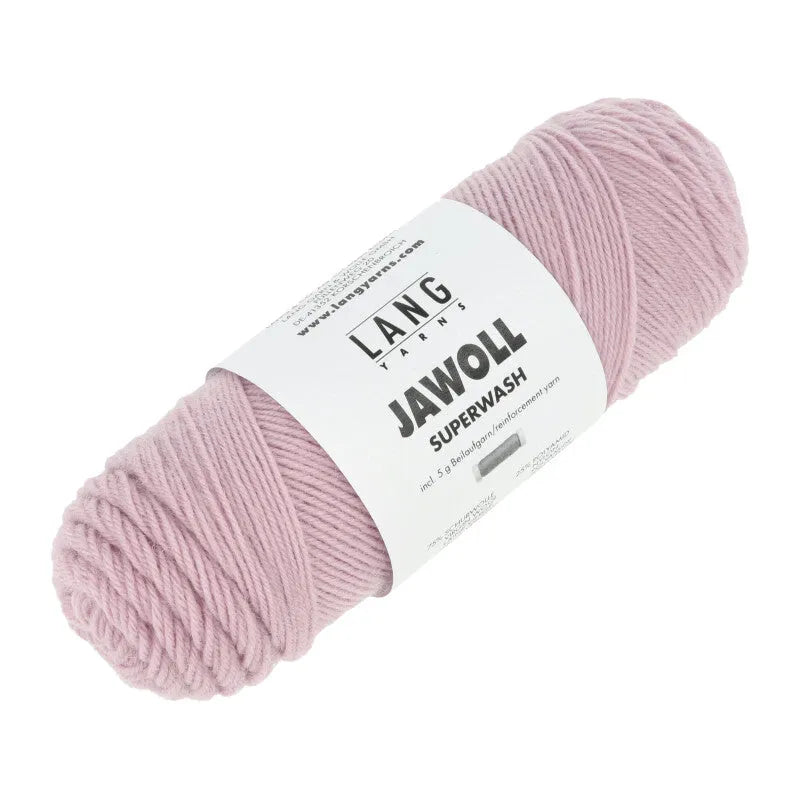 Lang Yarns Jawoll – Sukkalankojen klassikko ja kestävyyden salaisuus.
75 % puhdasta uutta villaa (Patagonian Corriedale), 25 % polyamidia
50 g = n. 210 m (Fingering-vahvuus)
Kerän sisällä on 5 gramman vahvikelankarulla samassa sävyssä.