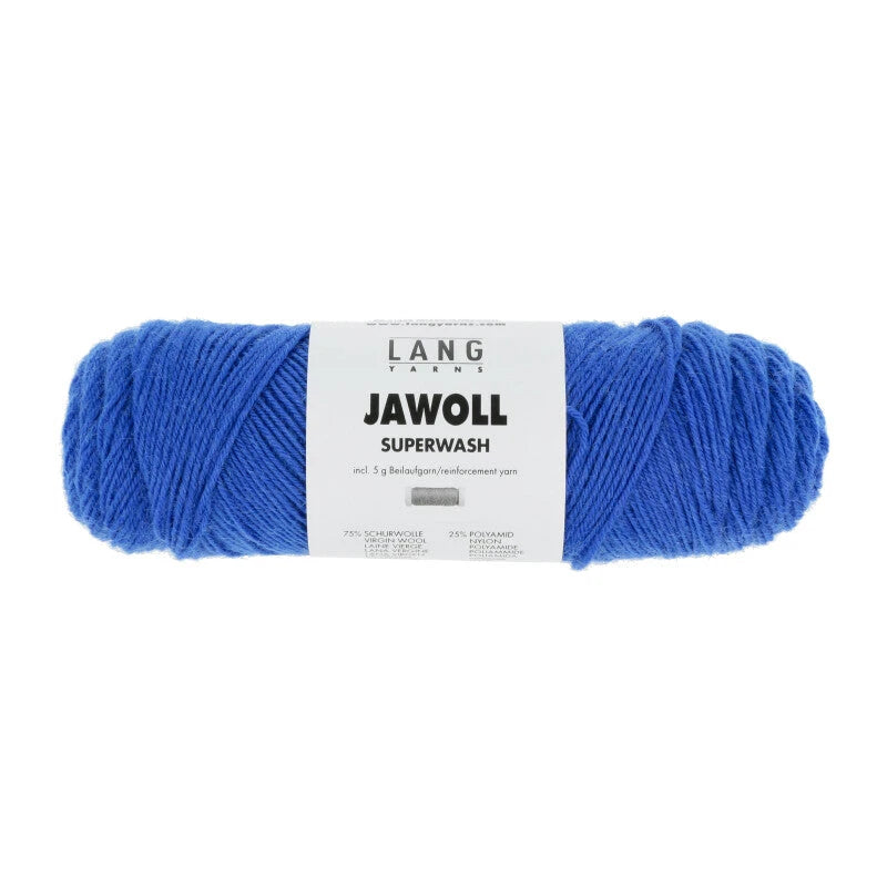 Lang Yarns Jawoll – Sukkalankojen klassikko ja kestävyyden salaisuus.
75 % puhdasta uutta villaa (Patagonian Corriedale), 25 % polyamidia
50 g = n. 210 m (Fingering-vahvuus)
Kerän sisällä on 5 gramman vahvikelankarulla samassa sävyssä.