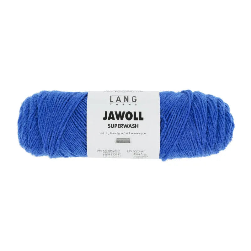 Lang Yarns Jawoll – Sukkalankojen klassikko ja kestävyyden salaisuus.
75 % puhdasta uutta villaa (Patagonian Corriedale), 25 % polyamidia
50 g = n. 210 m (Fingering-vahvuus)
Kerän sisällä on 5 gramman vahvikelankarulla samassa sävyssä.