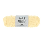 Lang Yarns Jawoll – Sukkalankojen klassikko ja kestävyyden salaisuus.
75 % puhdasta uutta villaa (Patagonian Corriedale), 25 % polyamidia
50 g = n. 210 m (Fingering-vahvuus)
Kerän sisällä on 5 gramman vahvikelankarulla samassa sävyssä.
