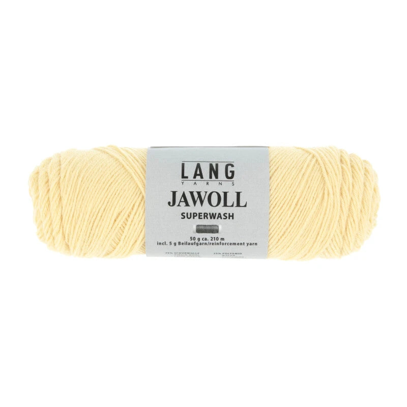 Lang Yarns Jawoll – Sukkalankojen klassikko ja kestävyyden salaisuus.
75 % puhdasta uutta villaa (Patagonian Corriedale), 25 % polyamidia
50 g = n. 210 m (Fingering-vahvuus)
Kerän sisällä on 5 gramman vahvikelankarulla samassa sävyssä.