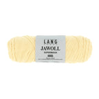 Lang Yarns Jawoll – Sukkalankojen klassikko ja kestävyyden salaisuus.
75 % puhdasta uutta villaa (Patagonian Corriedale), 25 % polyamidia
50 g = n. 210 m (Fingering-vahvuus)
Kerän sisällä on 5 gramman vahvikelankarulla samassa sävyssä.