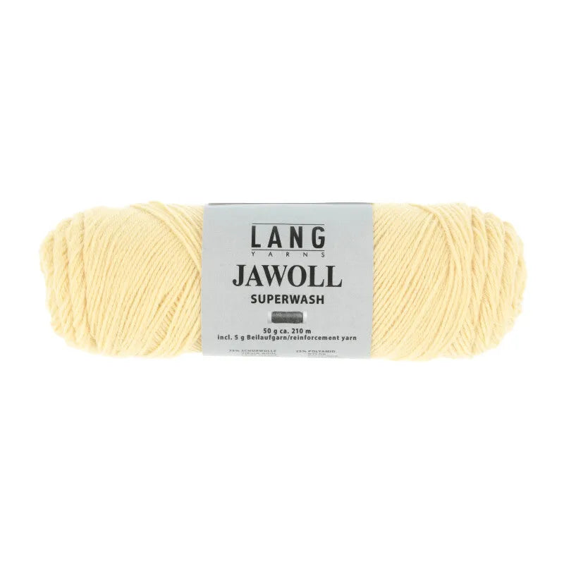 Lang Yarns Jawoll – Sukkalankojen klassikko ja kestävyyden salaisuus.
75 % puhdasta uutta villaa (Patagonian Corriedale), 25 % polyamidia
50 g = n. 210 m (Fingering-vahvuus)
Kerän sisällä on 5 gramman vahvikelankarulla samassa sävyssä.