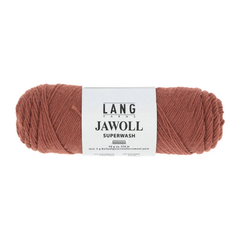 Lang Yarns Jawoll – Sukkalankojen klassikko ja kestävyyden salaisuus.
75 % puhdasta uutta villaa (Patagonian Corriedale), 25 % polyamidia
50 g = n. 210 m (Fingering-vahvuus)
Kerän sisällä on 5 gramman vahvikelankarulla samassa sävyssä.