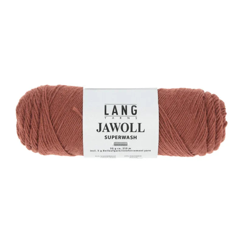 Lang Yarns Jawoll – Sukkalankojen klassikko ja kestävyyden salaisuus.
75 % puhdasta uutta villaa (Patagonian Corriedale), 25 % polyamidia
50 g = n. 210 m (Fingering-vahvuus)
Kerän sisällä on 5 gramman vahvikelankarulla samassa sävyssä.