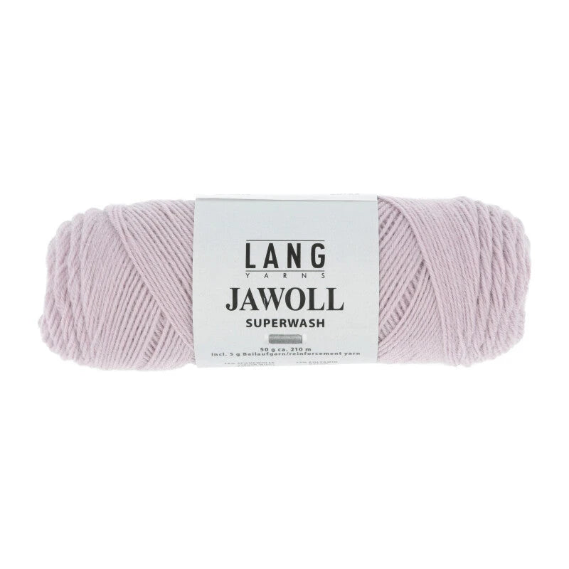 Lang Yarns Jawoll – Sukkalankojen klassikko ja kestävyyden salaisuus.
75 % puhdasta uutta villaa (Patagonian Corriedale), 25 % polyamidia
50 g = n. 210 m (Fingering-vahvuus)
Kerän sisällä on 5 gramman vahvikelankarulla samassa sävyssä.