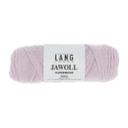 Lang Yarns Jawoll – Sukkalankojen klassikko ja kestävyyden salaisuus.
75 % puhdasta uutta villaa (Patagonian Corriedale), 25 % polyamidia
50 g = n. 210 m (Fingering-vahvuus)
Kerän sisällä on 5 gramman vahvikelankarulla samassa sävyssä.