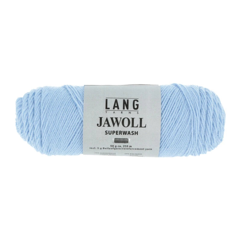 Lang Yarns Jawoll – Sukkalankojen klassikko ja kestävyyden salaisuus.
75 % puhdasta uutta villaa (Patagonian Corriedale), 25 % polyamidia
50 g = n. 210 m (Fingering-vahvuus)
Kerän sisällä on 5 gramman vahvikelankarulla samassa sävyssä.