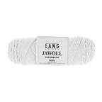 Lang Yarns Jawoll – Sukkalankojen klassikko ja kestävyyden salaisuus.
75 % puhdasta uutta villaa (Patagonian Corriedale), 25 % polyamidia
50 g = n. 210 m (Fingering-vahvuus)
Kerän sisällä on 5 gramman vahvikelankarulla samassa sävyssä.