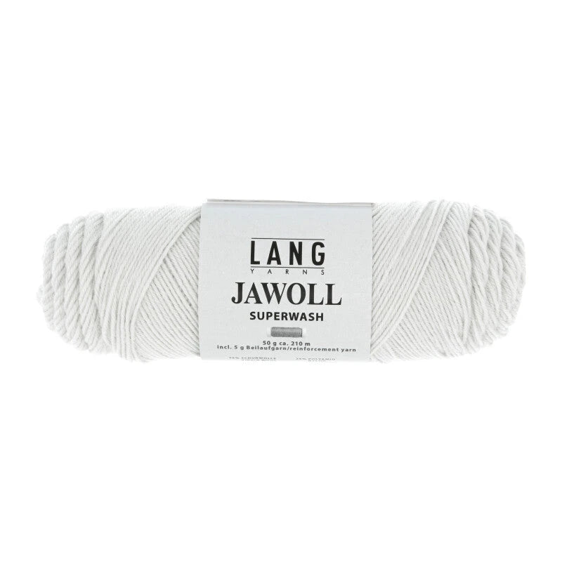 Lang Yarns Jawoll – Sukkalankojen klassikko ja kestävyyden salaisuus.
75 % puhdasta uutta villaa (Patagonian Corriedale), 25 % polyamidia
50 g = n. 210 m (Fingering-vahvuus)
Kerän sisällä on 5 gramman vahvikelankarulla samassa sävyssä.