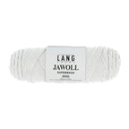 Lang Yarns Jawoll – Sukkalankojen klassikko ja kestävyyden salaisuus.
75 % puhdasta uutta villaa (Patagonian Corriedale), 25 % polyamidia
50 g = n. 210 m (Fingering-vahvuus)
Kerän sisällä on 5 gramman vahvikelankarulla samassa sävyssä.
