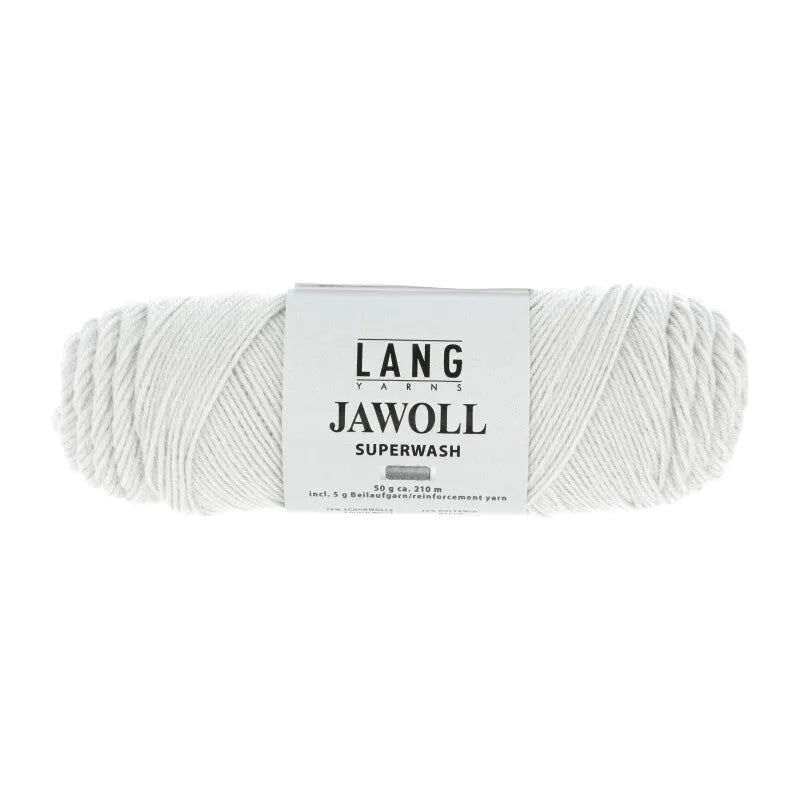 Lang Yarns Jawoll – Sukkalankojen klassikko ja kestävyyden salaisuus.
75 % puhdasta uutta villaa (Patagonian Corriedale), 25 % polyamidia
50 g = n. 210 m (Fingering-vahvuus)
Kerän sisällä on 5 gramman vahvikelankarulla samassa sävyssä.