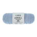 Lang Yarns Jawoll – Sukkalankojen klassikko ja kestävyyden salaisuus.
75 % puhdasta uutta villaa (Patagonian Corriedale), 25 % polyamidia
50 g = n. 210 m (Fingering-vahvuus)
Kerän sisällä on 5 gramman vahvikelankarulla samassa sävyssä.
