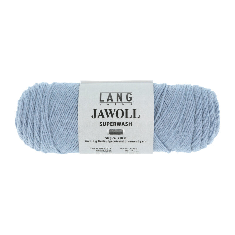 Lang Yarns Jawoll – Sukkalankojen klassikko ja kestävyyden salaisuus.
75 % puhdasta uutta villaa (Patagonian Corriedale), 25 % polyamidia
50 g = n. 210 m (Fingering-vahvuus)
Kerän sisällä on 5 gramman vahvikelankarulla samassa sävyssä.
