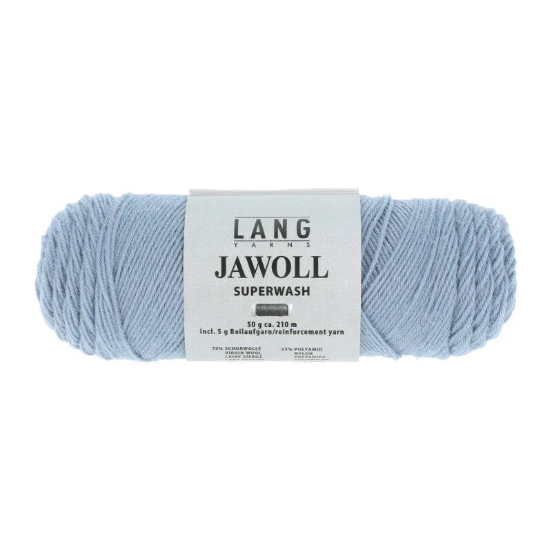 Lang Yarns Jawoll – Sukkalankojen klassikko ja kestävyyden salaisuus.
75 % puhdasta uutta villaa (Patagonian Corriedale), 25 % polyamidia
50 g = n. 210 m (Fingering-vahvuus)
Kerän sisällä on 5 gramman vahvikelankarulla samassa sävyssä.