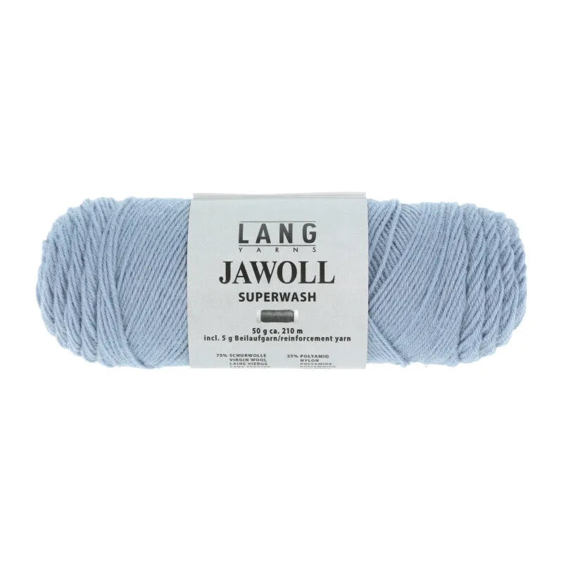 Lang Yarns Jawoll – Sukkalankojen klassikko ja kestävyyden salaisuus.
75 % puhdasta uutta villaa (Patagonian Corriedale), 25 % polyamidia
50 g = n. 210 m (Fingering-vahvuus)
Kerän sisällä on 5 gramman vahvikelankarulla samassa sävyssä.