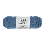 Lang Yarns Jawoll – Sukkalankojen klassikko ja kestävyyden salaisuus.
75 % puhdasta uutta villaa (Patagonian Corriedale), 25 % polyamidia
50 g = n. 210 m (Fingering-vahvuus)
Kerän sisällä on 5 gramman vahvikelankarulla samassa sävyssä.