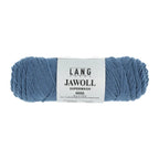Lang Yarns Jawoll – Sukkalankojen klassikko ja kestävyyden salaisuus.
75 % puhdasta uutta villaa (Patagonian Corriedale), 25 % polyamidia
50 g = n. 210 m (Fingering-vahvuus)
Kerän sisällä on 5 gramman vahvikelankarulla samassa sävyssä.