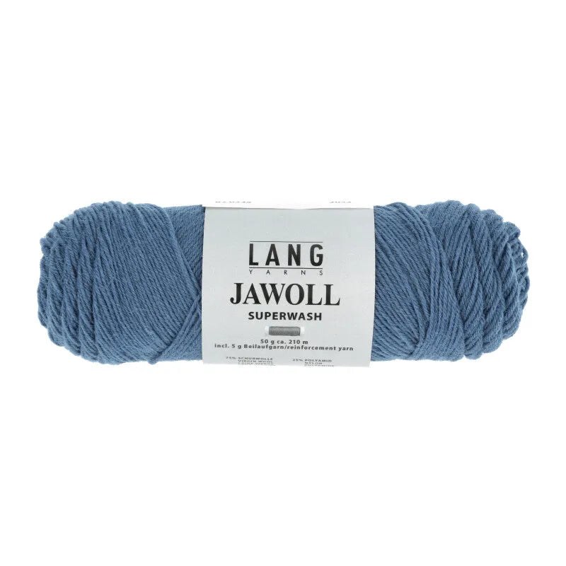 Lang Yarns Jawoll – Sukkalankojen klassikko ja kestävyyden salaisuus.
75 % puhdasta uutta villaa (Patagonian Corriedale), 25 % polyamidia
50 g = n. 210 m (Fingering-vahvuus)
Kerän sisällä on 5 gramman vahvikelankarulla samassa sävyssä.
