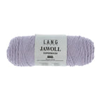 Lang Yarns Jawoll – Sukkalankojen klassikko ja kestävyyden salaisuus.
75 % puhdasta uutta villaa (Patagonian Corriedale), 25 % polyamidia
50 g = n. 210 m (Fingering-vahvuus)
Kerän sisällä on 5 gramman vahvikelankarulla samassa sävyssä.