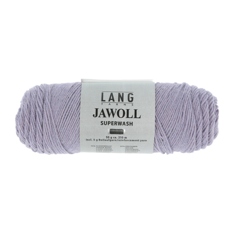 Lang Yarns Jawoll – Sukkalankojen klassikko ja kestävyyden salaisuus.
75 % puhdasta uutta villaa (Patagonian Corriedale), 25 % polyamidia
50 g = n. 210 m (Fingering-vahvuus)
Kerän sisällä on 5 gramman vahvikelankarulla samassa sävyssä.