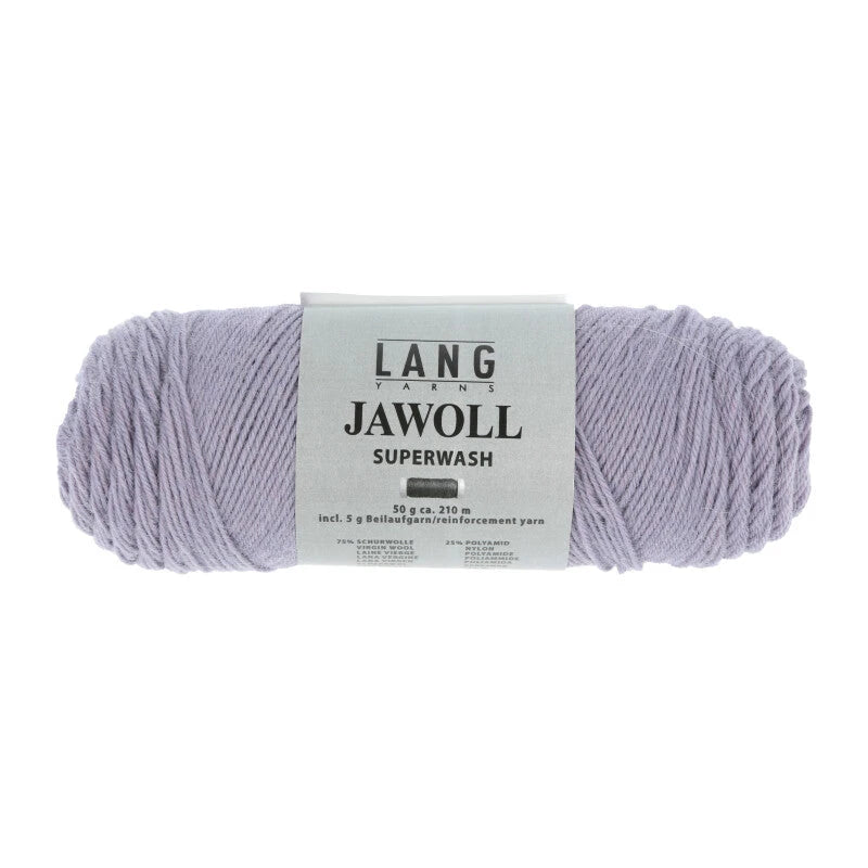 Lang Yarns Jawoll – Sukkalankojen klassikko ja kestävyyden salaisuus.
75 % puhdasta uutta villaa (Patagonian Corriedale), 25 % polyamidia
50 g = n. 210 m (Fingering-vahvuus)
Kerän sisällä on 5 gramman vahvikelankarulla samassa sävyssä.