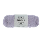 Lang Yarns Jawoll – Sukkalankojen klassikko ja kestävyyden salaisuus.
75 % puhdasta uutta villaa (Patagonian Corriedale), 25 % polyamidia
50 g = n. 210 m (Fingering-vahvuus)
Kerän sisällä on 5 gramman vahvikelankarulla samassa sävyssä.