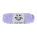 Lang Yarns Jawoll – Sukkalankojen klassikko ja kestävyyden salaisuus.
75 % puhdasta uutta villaa (Patagonian Corriedale), 25 % polyamidia
50 g = n. 210 m (Fingering-vahvuus)
Kerän sisällä on 5 gramman vahvikelankarulla samassa sävyssä.