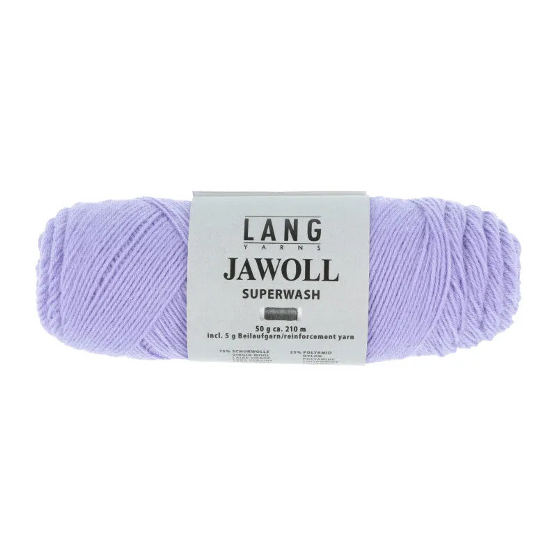 Lang Yarns Jawoll – Sukkalankojen klassikko ja kestävyyden salaisuus.
75 % puhdasta uutta villaa (Patagonian Corriedale), 25 % polyamidia
50 g = n. 210 m (Fingering-vahvuus)
Kerän sisällä on 5 gramman vahvikelankarulla samassa sävyssä.