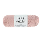 Lang Yarns Jawoll – Sukkalankojen klassikko ja kestävyyden salaisuus.
75 % puhdasta uutta villaa (Patagonian Corriedale), 25 % polyamidia
50 g = n. 210 m (Fingering-vahvuus)
Kerän sisällä on 5 gramman vahvikelankarulla samassa sävyssä.