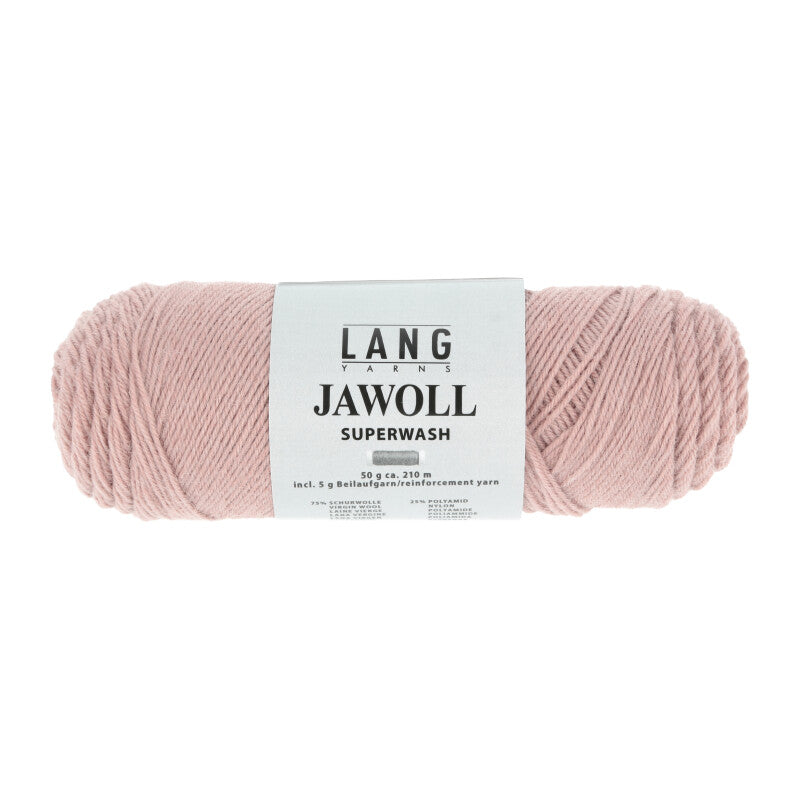 Lang Yarns Jawoll – Sukkalankojen klassikko ja kestävyyden salaisuus.
75 % puhdasta uutta villaa (Patagonian Corriedale), 25 % polyamidia
50 g = n. 210 m (Fingering-vahvuus)
Kerän sisällä on 5 gramman vahvikelankarulla samassa sävyssä.
