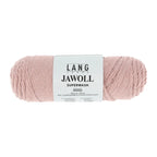 Lang Yarns Jawoll – Sukkalankojen klassikko ja kestävyyden salaisuus.
75 % puhdasta uutta villaa (Patagonian Corriedale), 25 % polyamidia
50 g = n. 210 m (Fingering-vahvuus)
Kerän sisällä on 5 gramman vahvikelankarulla samassa sävyssä.