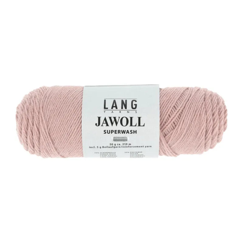 Lang Yarns Jawoll – Sukkalankojen klassikko ja kestävyyden salaisuus.
75 % puhdasta uutta villaa (Patagonian Corriedale), 25 % polyamidia
50 g = n. 210 m (Fingering-vahvuus)
Kerän sisällä on 5 gramman vahvikelankarulla samassa sävyssä.