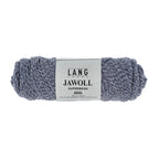 Lang Yarns Jawoll – Sukkalankojen klassikko ja kestävyyden salaisuus.
75 % puhdasta uutta villaa (Patagonian Corriedale), 25 % polyamidia
50 g = n. 210 m (Fingering-vahvuus)
Kerän sisällä on 5 gramman vahvikelankarulla samassa sävyssä.