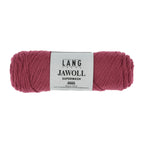Lang Yarns Jawoll – Sukkalankojen klassikko ja kestävyyden salaisuus.
75 % puhdasta uutta villaa (Patagonian Corriedale), 25 % polyamidia
50 g = n. 210 m (Fingering-vahvuus)
Kerän sisällä on 5 gramman vahvikelankarulla samassa sävyssä.