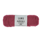 Lang Yarns Jawoll – Sukkalankojen klassikko ja kestävyyden salaisuus.
75 % puhdasta uutta villaa (Patagonian Corriedale), 25 % polyamidia
50 g = n. 210 m (Fingering-vahvuus)
Kerän sisällä on 5 gramman vahvikelankarulla samassa sävyssä.