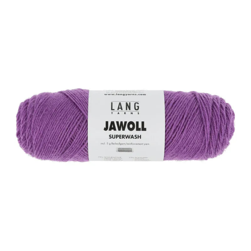 Lang Yarns Jawoll – Sukkalankojen klassikko ja kestävyyden salaisuus.
75 % puhdasta uutta villaa (Patagonian Corriedale), 25 % polyamidia
50 g = n. 210 m (Fingering-vahvuus)
Kerän sisällä on 5 gramman vahvikelankarulla samassa sävyssä.