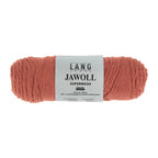 Lang Yarns Jawoll – Sukkalankojen klassikko ja kestävyyden salaisuus.
75 % puhdasta uutta villaa (Patagonian Corriedale), 25 % polyamidia
50 g = n. 210 m (Fingering-vahvuus)
Kerän sisällä on 5 gramman vahvikelankarulla samassa sävyssä.