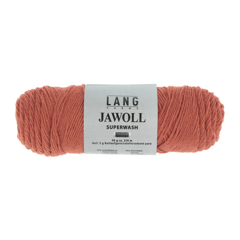Lang Yarns Jawoll – Sukkalankojen klassikko ja kestävyyden salaisuus.
75 % puhdasta uutta villaa (Patagonian Corriedale), 25 % polyamidia
50 g = n. 210 m (Fingering-vahvuus)
Kerän sisällä on 5 gramman vahvikelankarulla samassa sävyssä.