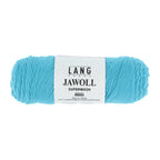 Lang Yarns Jawoll – Sukkalankojen klassikko ja kestävyyden salaisuus.
75 % puhdasta uutta villaa (Patagonian Corriedale), 25 % polyamidia
50 g = n. 210 m (Fingering-vahvuus)
Kerän sisällä on 5 gramman vahvikelankarulla samassa sävyssä.