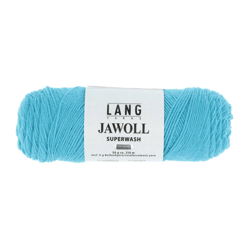 Lang Yarns Jawoll – Sukkalankojen klassikko ja kestävyyden salaisuus.
75 % puhdasta uutta villaa (Patagonian Corriedale), 25 % polyamidia
50 g = n. 210 m (Fingering-vahvuus)
Kerän sisällä on 5 gramman vahvikelankarulla samassa sävyssä.