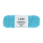 Lang Yarns Jawoll – Sukkalankojen klassikko ja kestävyyden salaisuus.
75 % puhdasta uutta villaa (Patagonian Corriedale), 25 % polyamidia
50 g = n. 210 m (Fingering-vahvuus)
Kerän sisällä on 5 gramman vahvikelankarulla samassa sävyssä.