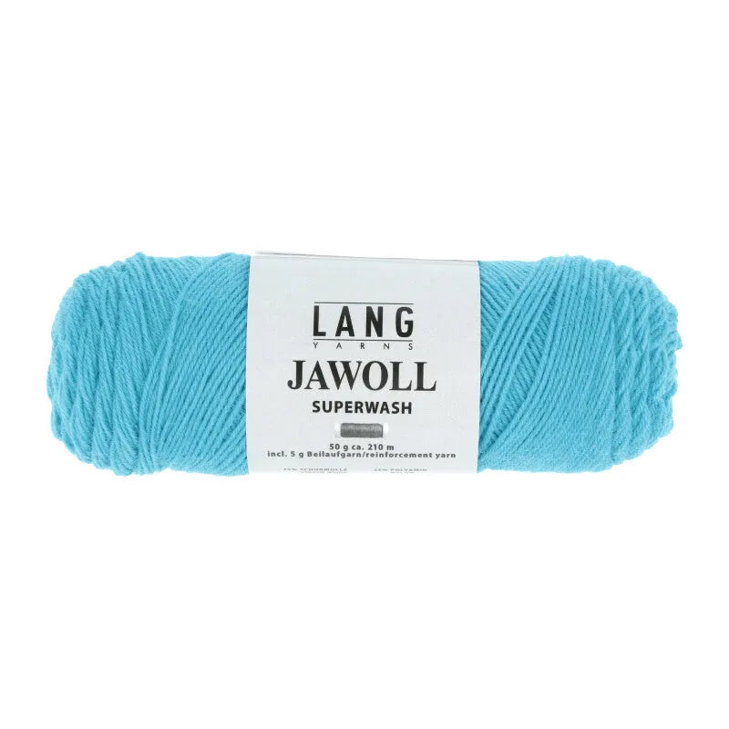 Lang Yarns Jawoll – Sukkalankojen klassikko ja kestävyyden salaisuus.
75 % puhdasta uutta villaa (Patagonian Corriedale), 25 % polyamidia
50 g = n. 210 m (Fingering-vahvuus)
Kerän sisällä on 5 gramman vahvikelankarulla samassa sävyssä.
