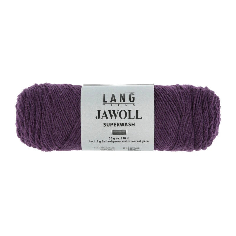 Lang Yarns Jawoll – Sukkalankojen klassikko ja kestävyyden salaisuus.
75 % puhdasta uutta villaa (Patagonian Corriedale), 25 % polyamidia
50 g = n. 210 m (Fingering-vahvuus)
Kerän sisällä on 5 gramman vahvikelankarulla samassa sävyssä.
