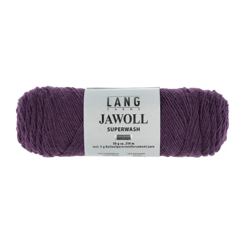 Lang Yarns Jawoll – Sukkalankojen klassikko ja kestävyyden salaisuus.
75 % puhdasta uutta villaa (Patagonian Corriedale), 25 % polyamidia
50 g = n. 210 m (Fingering-vahvuus)
Kerän sisällä on 5 gramman vahvikelankarulla samassa sävyssä.