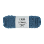 Lang Yarns Jawoll – Sukkalankojen klassikko ja kestävyyden salaisuus.
75 % puhdasta uutta villaa (Patagonian Corriedale), 25 % polyamidia
50 g = n. 210 m (Fingering-vahvuus)
Kerän sisällä on 5 gramman vahvikelankarulla samassa sävyssä.