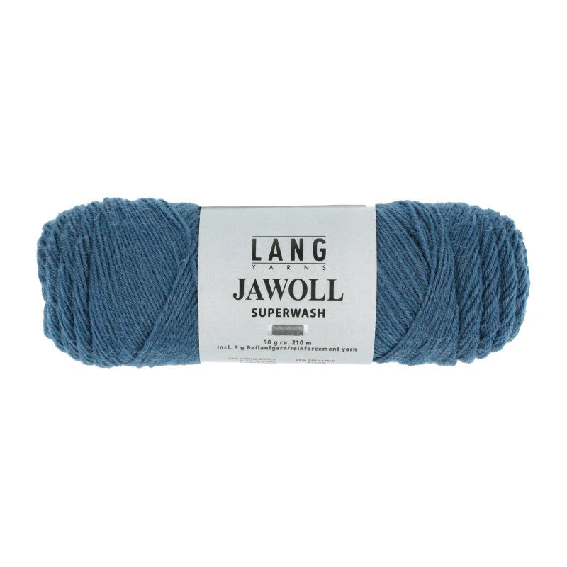 Lang Yarns Jawoll – Sukkalankojen klassikko ja kestävyyden salaisuus.
75 % puhdasta uutta villaa (Patagonian Corriedale), 25 % polyamidia
50 g = n. 210 m (Fingering-vahvuus)
Kerän sisällä on 5 gramman vahvikelankarulla samassa sävyssä.