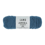 Lang Yarns Jawoll – Sukkalankojen klassikko ja kestävyyden salaisuus.
75 % puhdasta uutta villaa (Patagonian Corriedale), 25 % polyamidia
50 g = n. 210 m (Fingering-vahvuus)
Kerän sisällä on 5 gramman vahvikelankarulla samassa sävyssä.