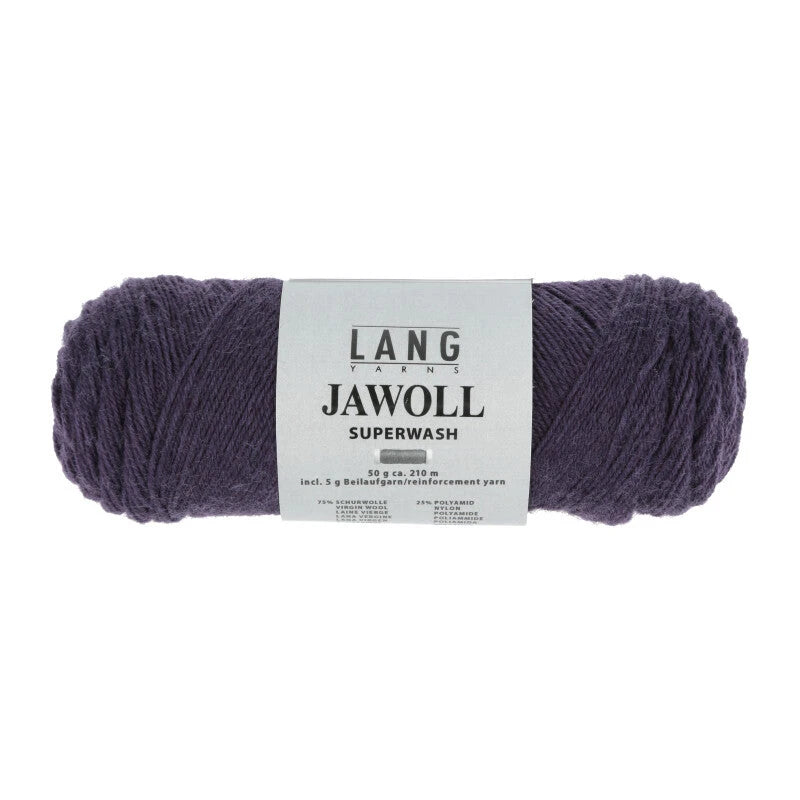 Lang Yarns Jawoll – Sukkalankojen klassikko ja kestävyyden salaisuus.
75 % puhdasta uutta villaa (Patagonian Corriedale), 25 % polyamidia
50 g = n. 210 m (Fingering-vahvuus)
Kerän sisällä on 5 gramman vahvikelankarulla samassa sävyssä.