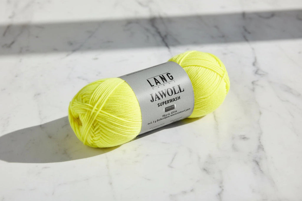 Lang Yarns Jawoll – Sukkalankojen klassikko ja kestävyyden salaisuus.
75 % puhdasta uutta villaa (Patagonian Corriedale), 25 % polyamidia
50 g = n. 210 m (Fingering-vahvuus)
Kerän sisällä on 5 gramman vahvikelankarulla samassa sävyssä.